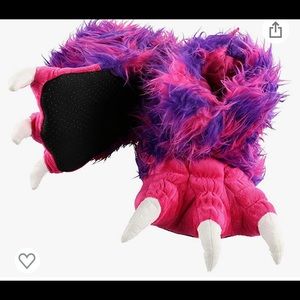 Kids med monster slippers